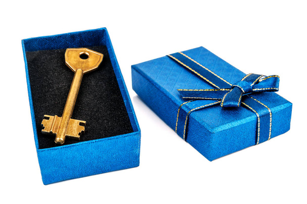 chave dourada em caixa azul isolada em branco - Foto, Imagem