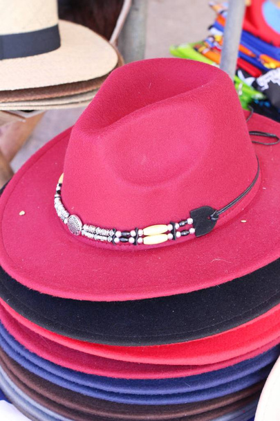 Chapéus beleza para venda na rua ambulante
 - Foto, Imagem