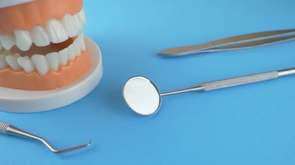 strumenti dentali su sfondo blu - Filmati, video