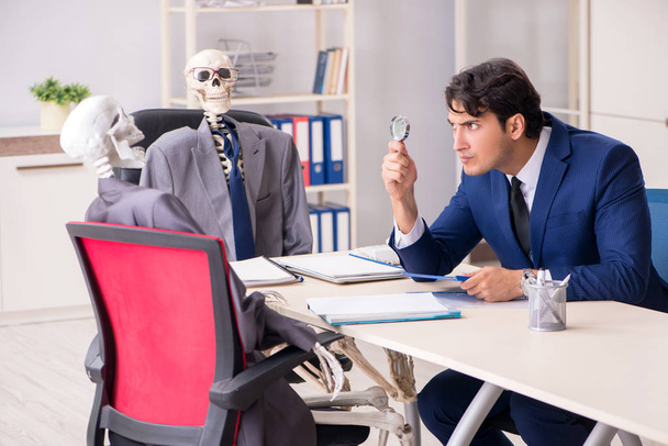 Divertida reunión de negocios con el jefe y esqueletos
 - Foto, imagen