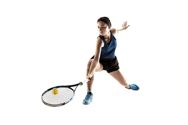 Retrato de larga duración de una joven jugando al tenis Aislada sobre fondo blanco
 - Foto, imagen