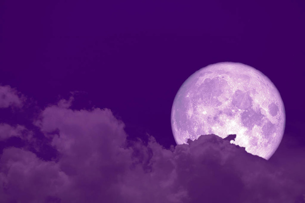夕日の空にシルエットヒープ雲に戻って空腹の月, NASAによって供給されたこの画像の要素 - 写真・画像