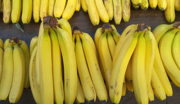 Banány na prodej na trhu - Fotografie, Obrázek