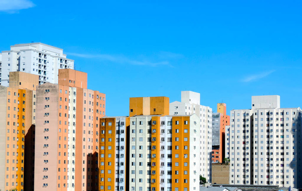Un ensemble de bâtiments résidentiels colorés à Sao Paulo, Brésil
 - Photo, image