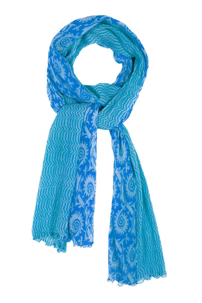 Blauwe zijde sjaal geïsoleerd op witte achtergrond. Vrouwelijke accessoire. - Foto, afbeelding