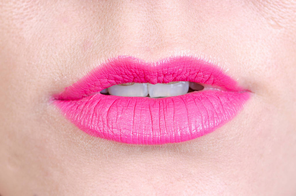 Λίγο ροζ σέξι χείλη του μια νεαρή γυναίκα με ανοιχτό το στόμα - Φωτογραφία, εικόνα