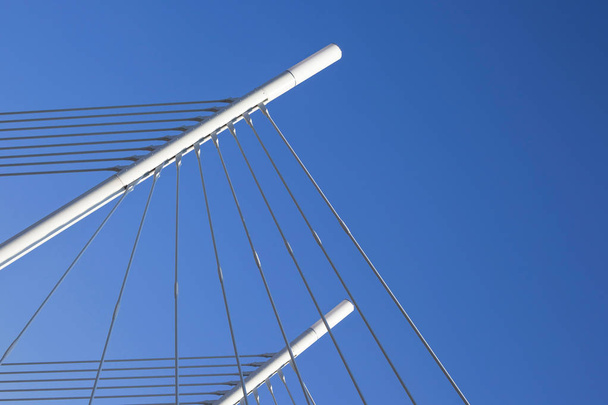 Деталь структуры моста с голубым небом на фоне создания геометрической абстрактной композиции - Фото, изображение