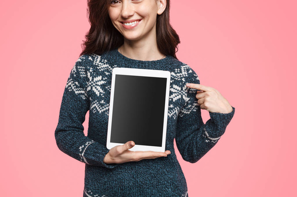 Crop woman advertising modern tablet - 写真・画像