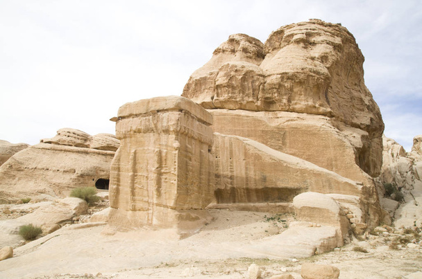 Djinn blocco nella città antica Petra, Jorda
 - Foto, immagini