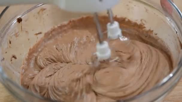 Hogy csokoládé torta tésztát egy mixer. - Felvétel, videó