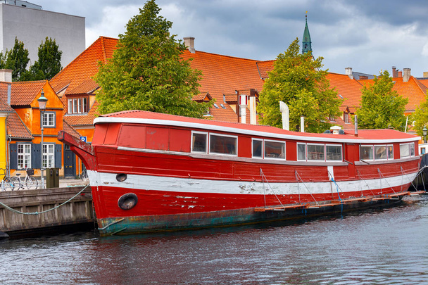 Oude schepen langs de promenade van de stad. Kopenhagen. Denemarken - Foto, afbeelding