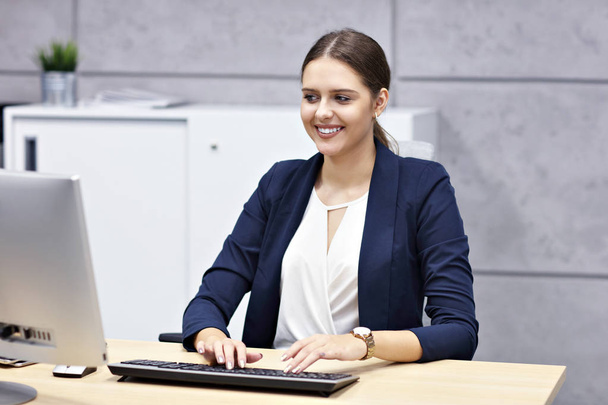 Close up portrait of attractive smiling businesswoman at workplace - Foto, Imagem
