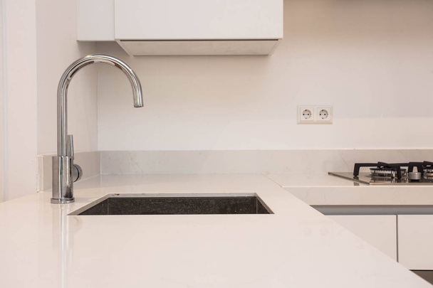 Современная современная кухня с раковиной, современная кухонная единица с хромированным водопроводным краном, современная белая чистая концепция
 - Фото, изображение