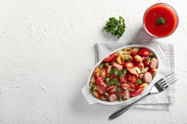 Skvělé těstoviny s klobásou a omáčka v keramické misce na prohlížecí stolek - Fotografie, Obrázek