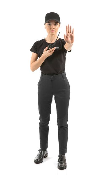 Женщина-охранник показывает жест стоп на белом фоне
 - Фото, изображение