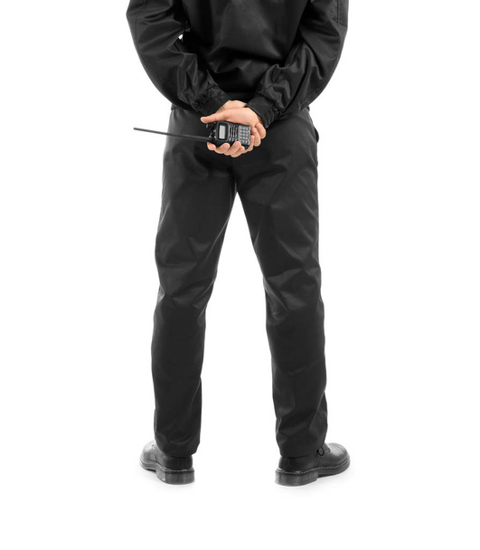 Protetor de segurança masculino com transmissor de rádio portátil em fundo branco
 - Foto, Imagem