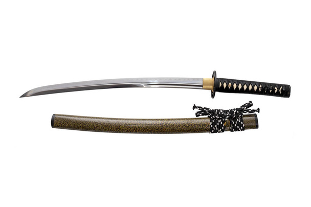 Černá šňůra kravata na rukojeti japonský meč a texturovaná pochva s ocelovým kování izolované v bílém pozadí. - Fotografie, Obrázek