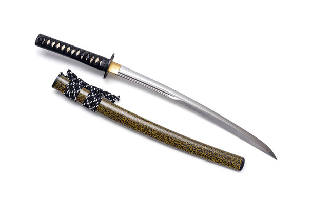 Japon kılıcının kabzasında siyah kablo bağı ve beyaz arka planda izole edilmiş çelik kaplı kılıç kılıfı.. - Fotoğraf, Görsel
