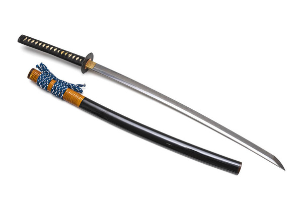 Japon kılıç montajı ve siyah kılıç kınası beyaz arka planda izole edilmiş. - Fotoğraf, Görsel