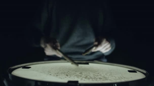 baterista toca con palos en un tambor de caja
 - Imágenes, Vídeo