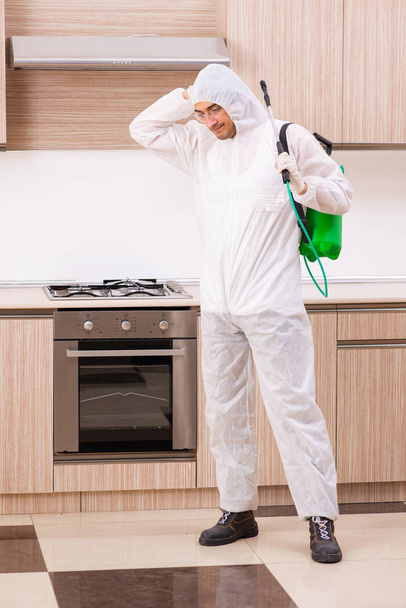 Appaltatore professionista che fa il controllo dei parassiti in cucina
 - Foto, immagini