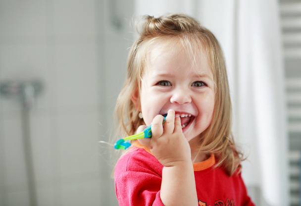 小さな女の子が彼女の歯を洗う - 写真・画像