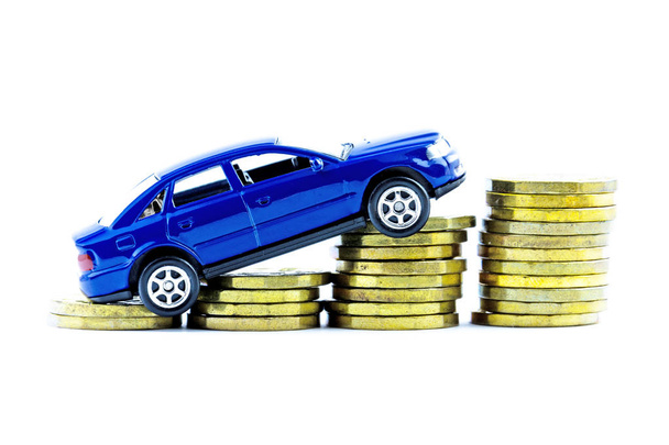 Model modré auto a mincí na bílém pozadí. Izolované autíčko a peníze. Finanční koncept. Koupit nové nebo staré auto. - Fotografie, Obrázek