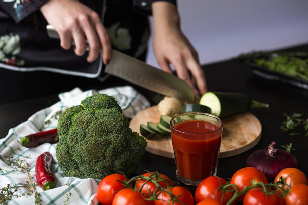 menina corta legumes com uma faca na cozinha
 - Foto, Imagem
