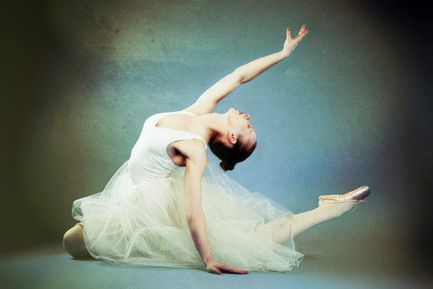 Portrait of a beautiful female ballet-dancer - Foto, Bild