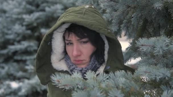 Traurige Frau berührt Tannennadel und ist dann enttäuscht - Filmmaterial, Video