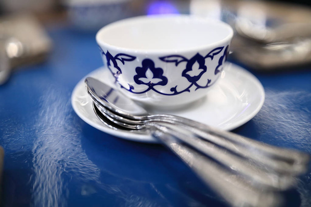 Tea cup on saucer in a restaurant - Foto, afbeelding
