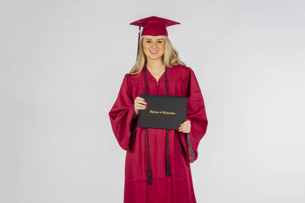 Розкішна блондинка модель позує з дипломом після випуску
 - Фото, зображення