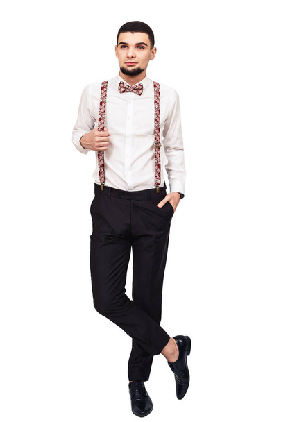 gömlek, pantolon ve beyaz bir arka plan üzerinde poz jartiyer şık genç sakallı adam - Fotoğraf, Görsel