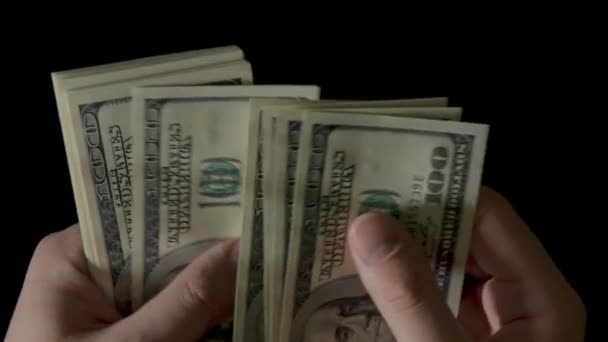  Männliche Hände, die Geld zählen, Hundert-Dollar-Scheine auf schwarz - Filmmaterial, Video