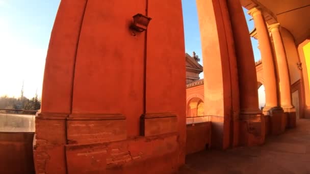 Arcos de Madonna di San Luca por do sol
 - Filmagem, Vídeo