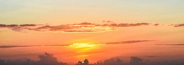 pôr-do-sol na ilha Seyshells. Mar céu nuvem de verão
 - Foto, Imagem