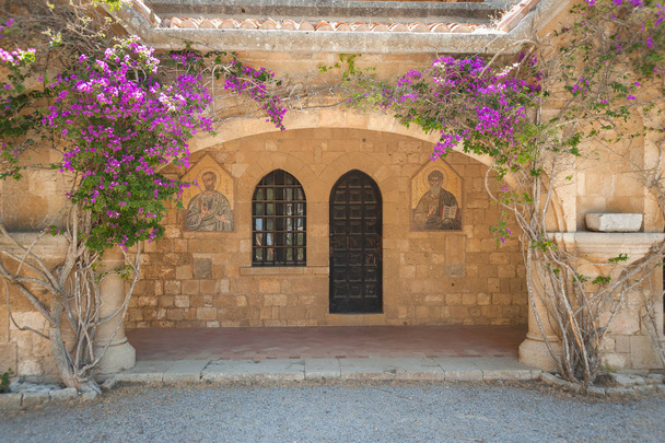 Mosteiro de Filerimos, colunata de alvenaria correndo ao longo do cemitério. Rhodes Island, Grécia
. - Foto, Imagem