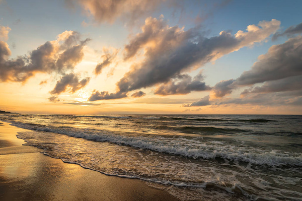 A beautiful sunset by the sea - Φωτογραφία, εικόνα