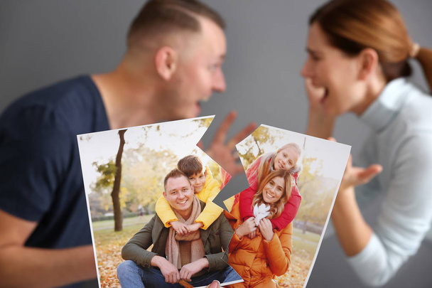 Coppia infelice con foto strappata della loro famiglia felice. Concetto di divorzio
 - Foto, immagini