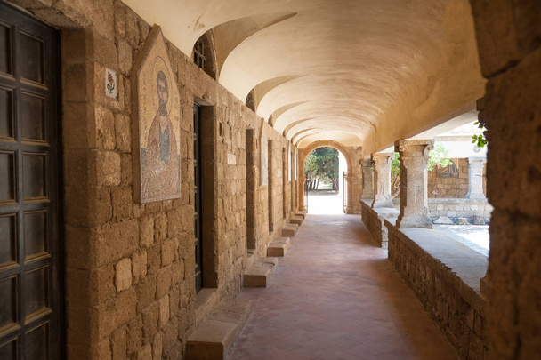 Monastero di Filerimos, colonnato in muratura che corre lungo il cimitero. Isola di Rodi, Grecia
. - Foto, immagini