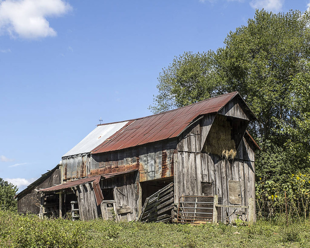 Starzejącej się stodoły i Hayloft w wiejskiej okolicy.  - Zdjęcie, obraz