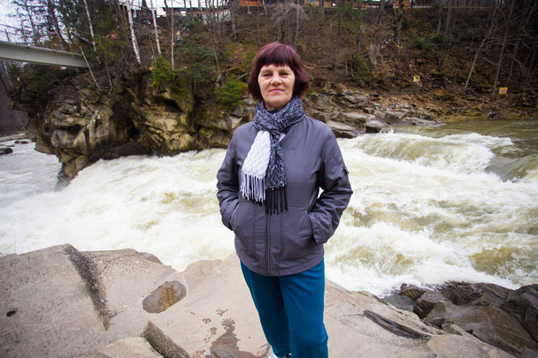 Žena 60 let aktivity chůze Lesní řeky v jarní den. - Fotografie, Obrázek