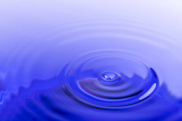 malé vlny v modré vodě po kapce vody - Fotografie, Obrázek