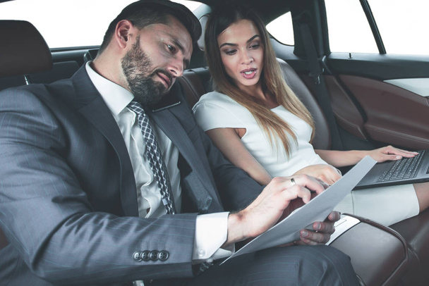 Business trip- Talking on mobile to work of car - Foto, imagen