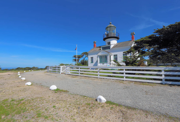 ポイント ピノス、パシフィック グローブ、カリフォルニア州モントレー湾、西海岸で最も古い連続的に動作灯台 - 写真・画像
