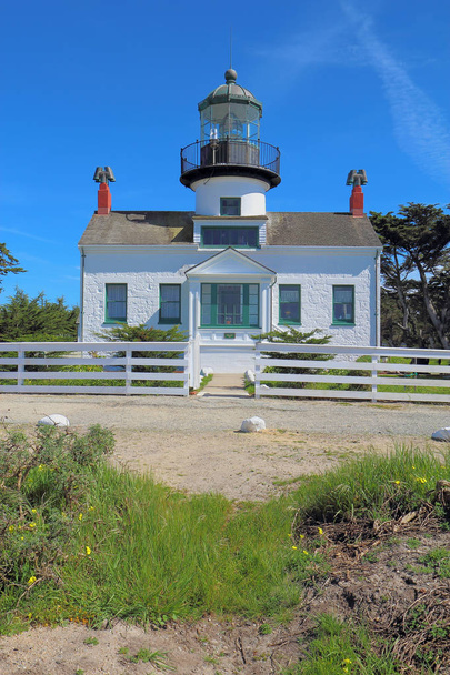 Wijs Pinos, de oudste continu werkende vuurtoren aan de westkust, op Monterey Bay in Pacific Grove, Californië verticale - Foto, afbeelding