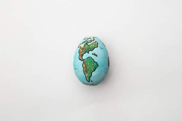 Πλανήτης γη Αμερική ζωγραφισμένο σε ένα αυγό σε απομονωμένο λευκό φόντο. - Φωτογραφία, εικόνα