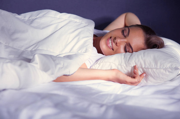 schöne junge blonde Frau schläft im Bett - Foto, Bild