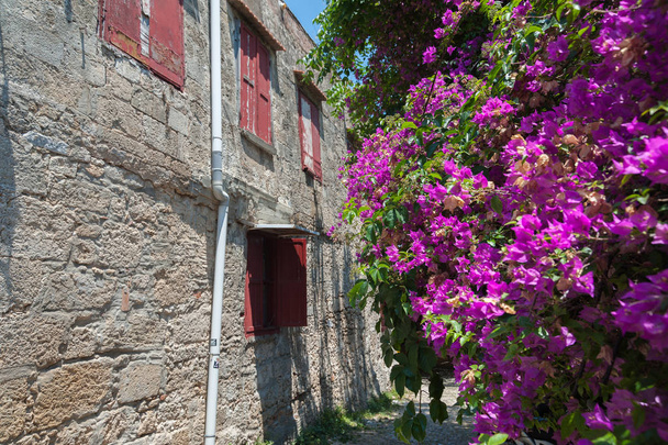 Κατοικίες μεσαιωνική κατοικία στο ιστορικό μέρος του κέντρου της Ρόδου, Παλιά Πόλη, νησί της Ρόδου. Ελλάδα. Η Ευρώπη. - Φωτογραφία, εικόνα