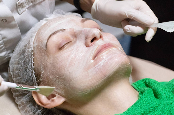 Mascarilla descamación facial, tratamiento de belleza spa, cuidado de la piel
.  - Foto, imagen